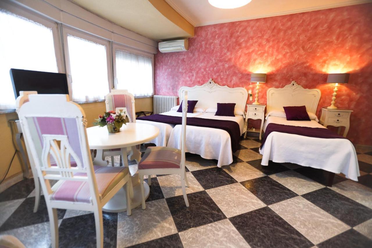 Hostal Goya Suites Salamanca Bagian luar foto