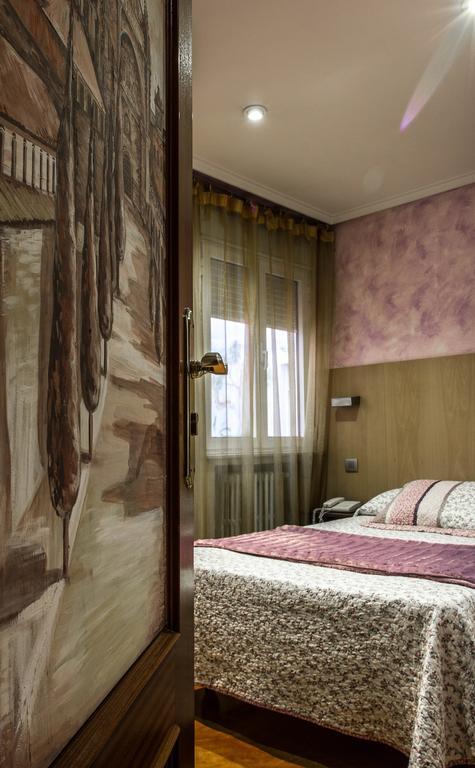 Hostal Goya Suites Salamanca Bagian luar foto