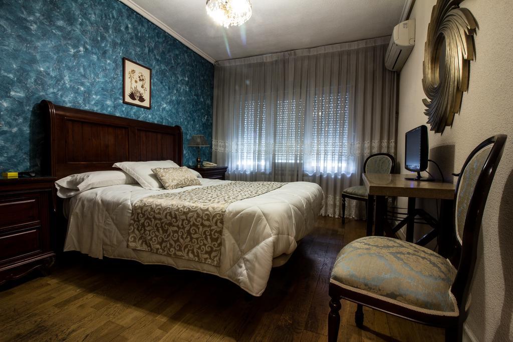 Hostal Goya Suites Salamanca Bagian luar foto